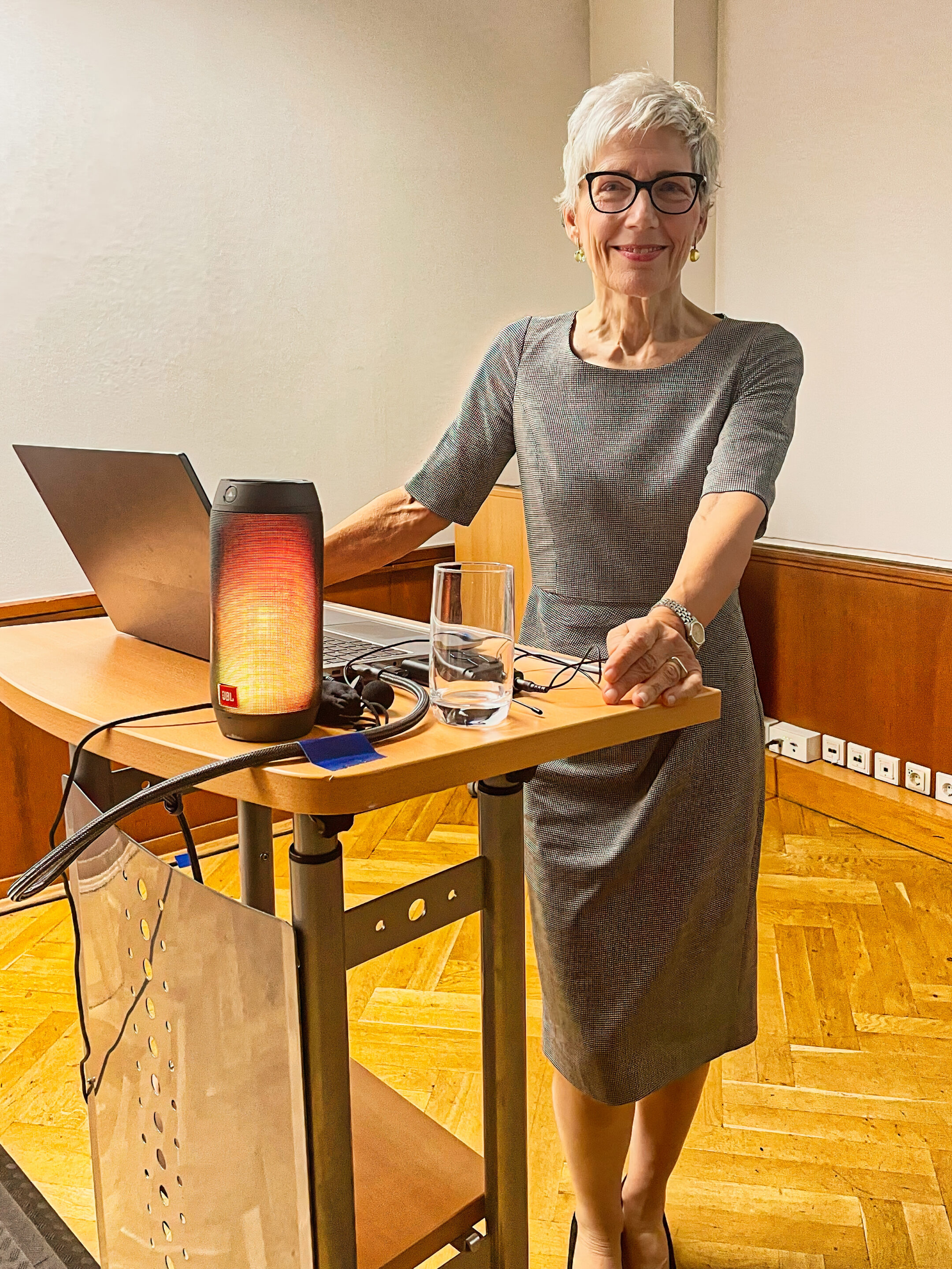 Prof. Dr. Ursula Plöckinger nimmt die Ehrung für ihren erkrankten Ehemann entgegen